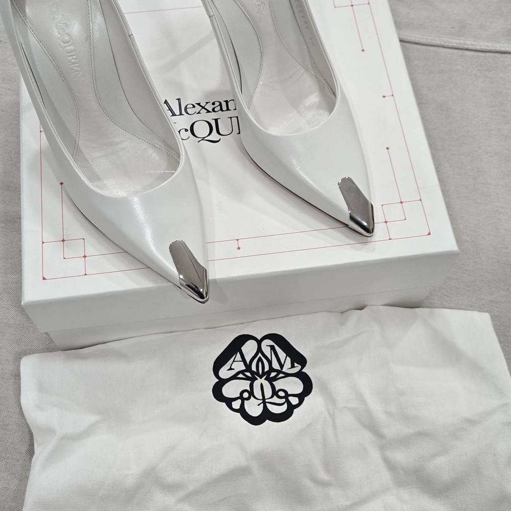 Alexander McQueen White and Black Stiletto Heels - Picture 2 of 7